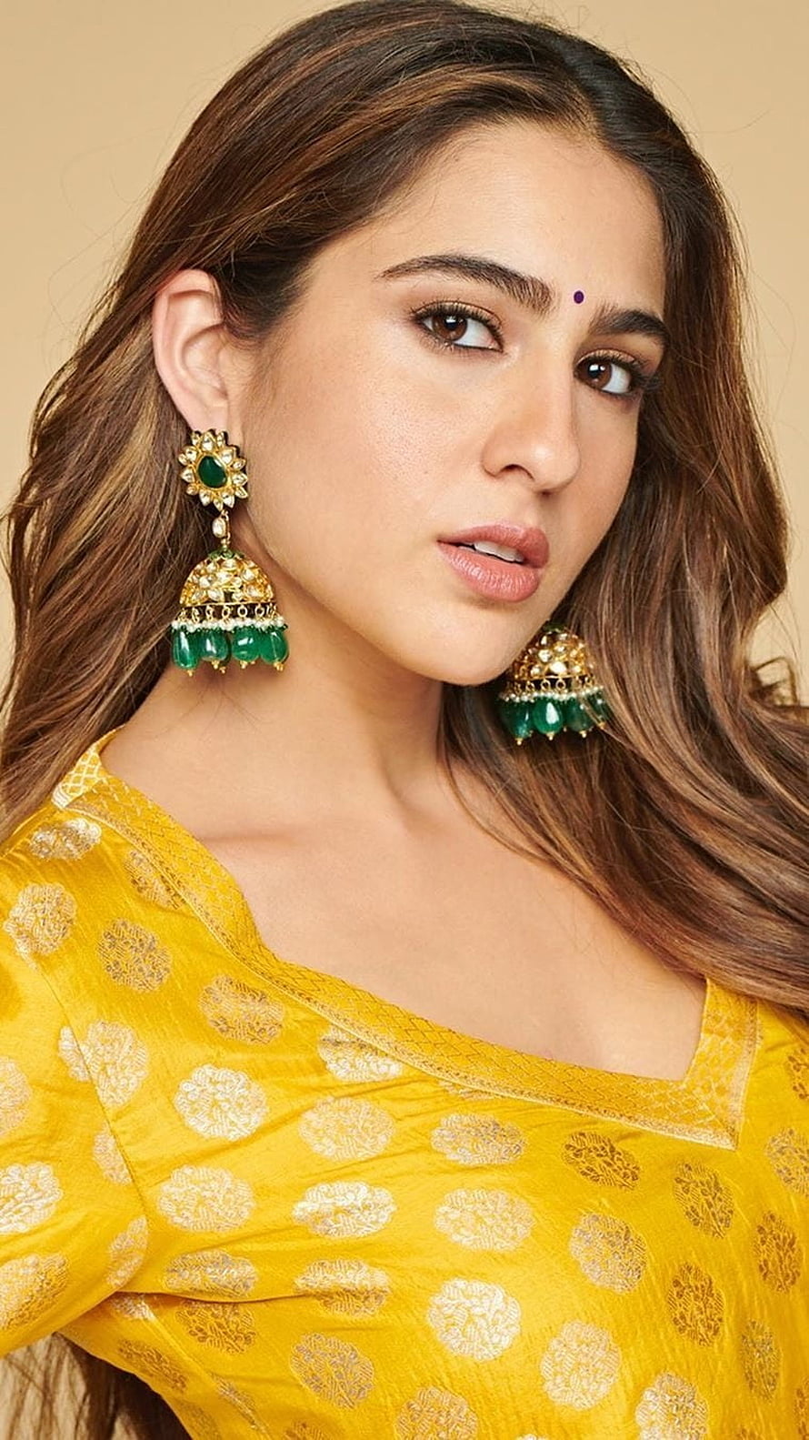 Sara Ali Khan in Yellow Silk Kurta with Gold and Green Jhumka Earrings HD phone wallpaper
