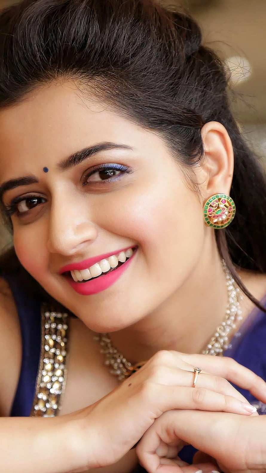 Ashika Ranganath Portrait in Traditional Indian Attire with Jewelry HD phone wallpaper