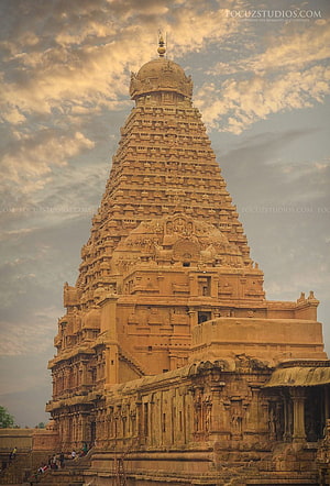Brahadeeshwara Temple in Thanjavur: Grand Sandstone Shikhara and Intricate Carvings HD phone wallpaper
