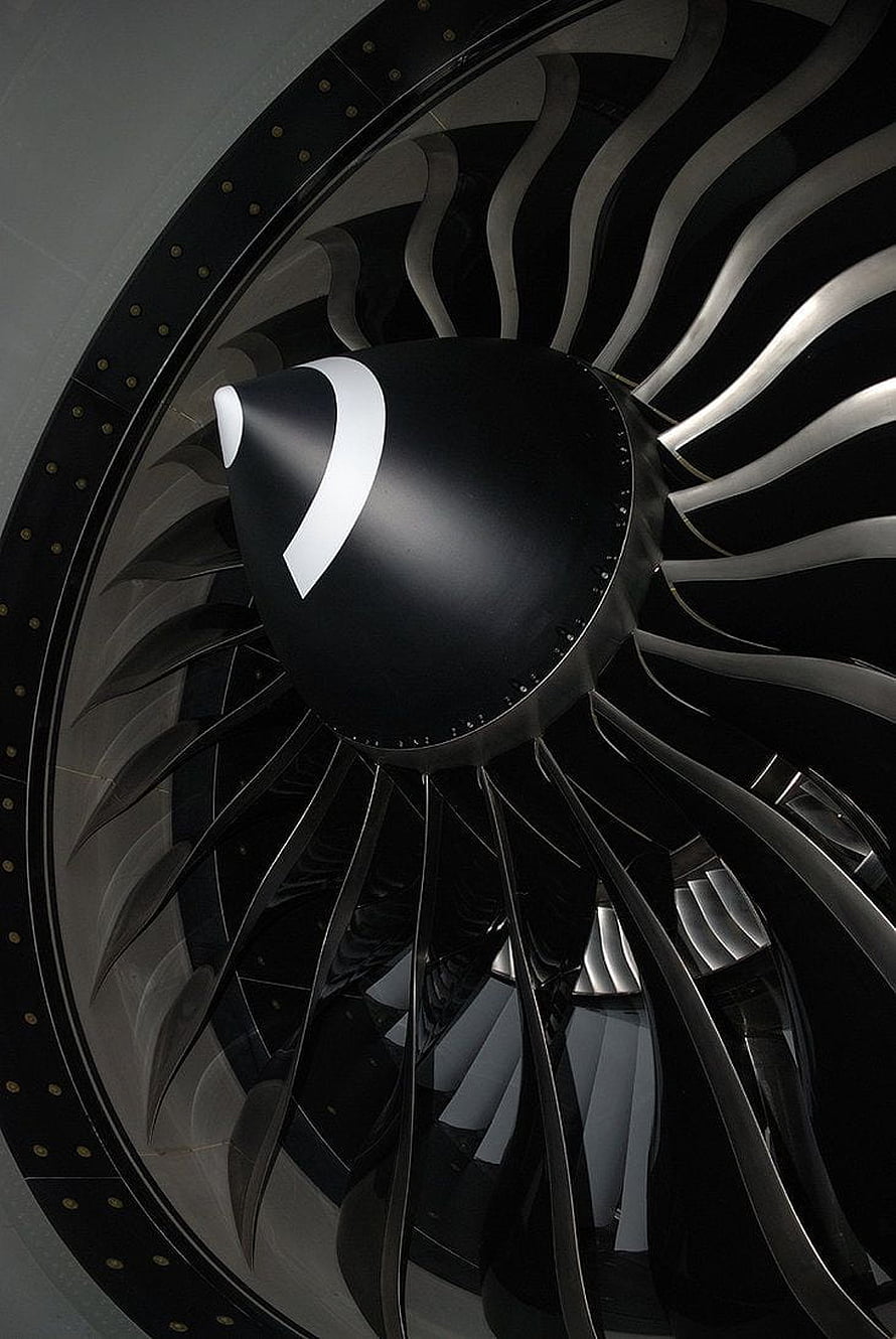 GE90 Turbofan Engine Close-Up: Black Fan Blades and Polished Spine in Monochrome Detail HD phone wallpaper