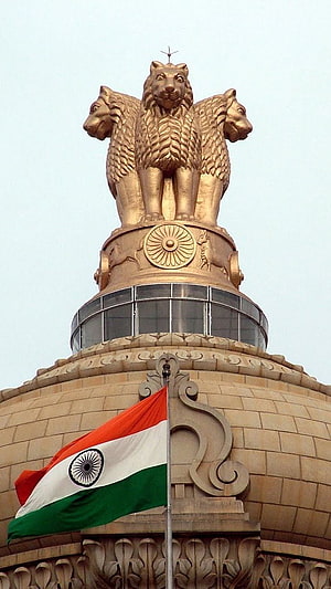 Golden Lion Capital of Ashoka atop India Gate with the Indian National Flag HD phone wallpaper