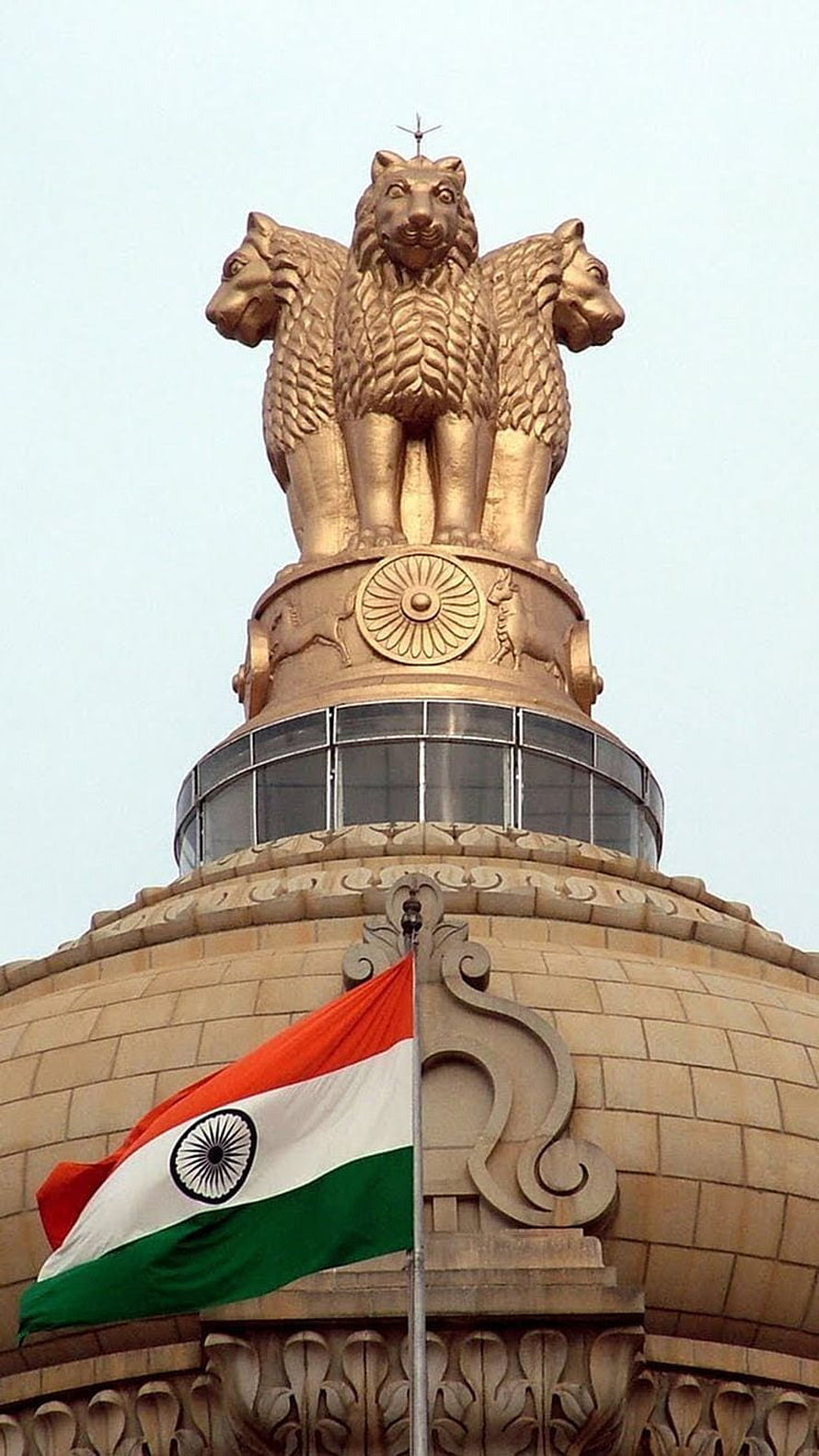 Golden Lion Capital of Ashoka atop India Gate with the Indian National Flag HD phone wallpaper