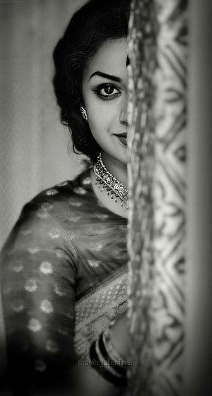 Mahanati Film Portrait of Keerthy Suresh in Traditional Saree and Jewelry HD phone wallpaper