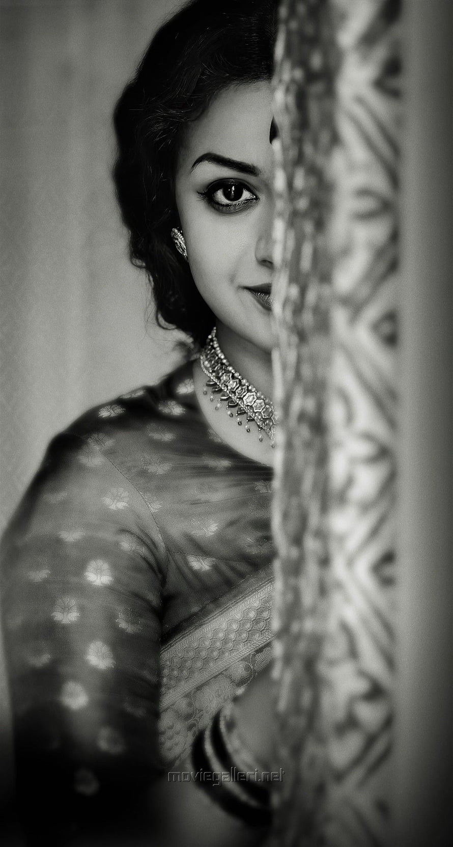 Mahanati Film Portrait of Keerthy Suresh in Traditional Saree and Jewelry HD phone wallpaper