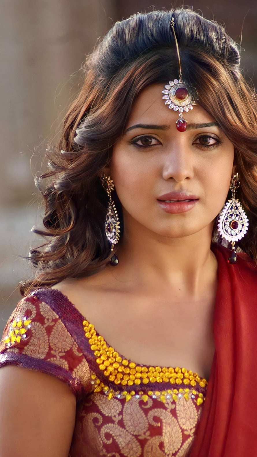 Samantha Akkineni in Traditional Red Saree with Gold Jewelry and Maang Tikka HD phone wallpaper