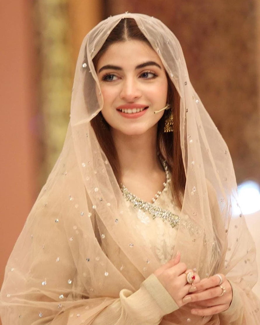 Kinza Hashmi in Elegant Beige Bridal Outfit with Embellished Dupatta HD phone wallpaper