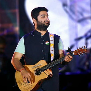 Arijit Singh Performing Live on Stage with Acoustic Guitar HD phone wallpaper