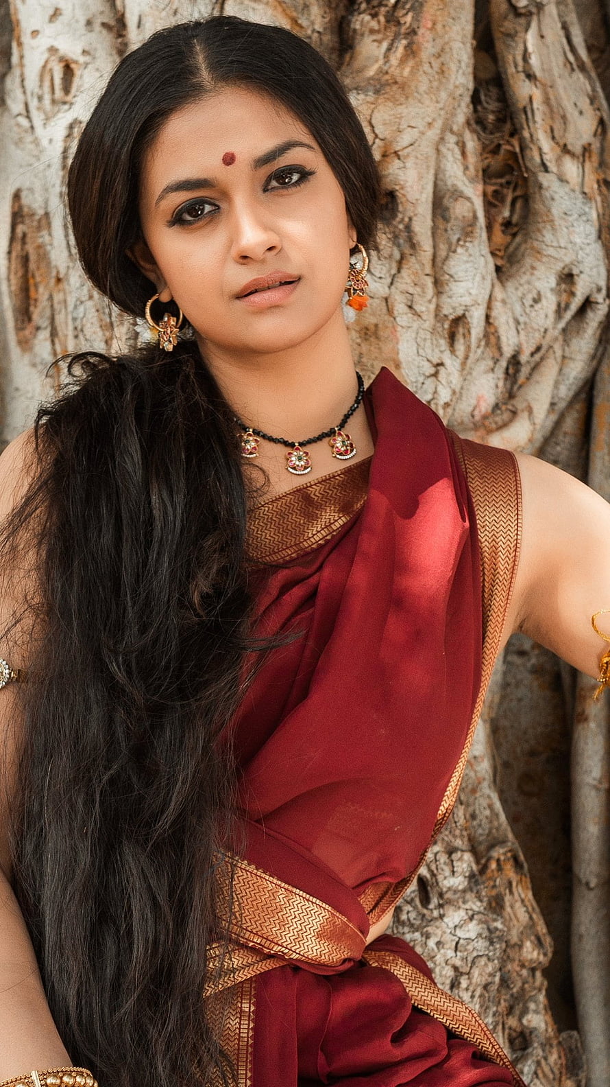 Keerthi Suresh in a maroon silk saree with gold border and traditional jewelry HD phone wallpaper