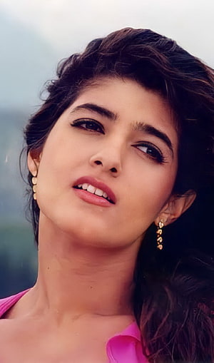 Twinkle Khanna Close-Up Portrait in Vibrant Pink Attire with Gold Earrings HD phone wallpaper