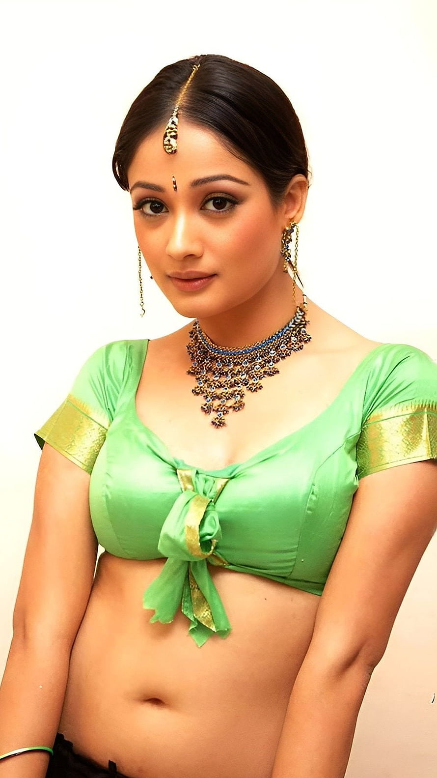 Kiran Rathod in Green Silk Choli with Gold Trim and Traditional Indian Jewelry HD phone wallpaper