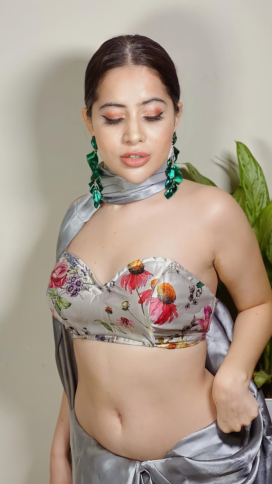 Urfi Javed in Floral Bustier and Silver Drape with Green Earrings HD phone wallpaper