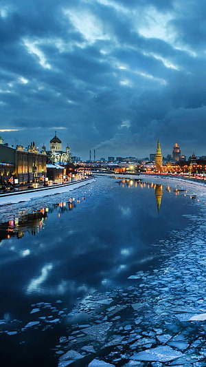 Moscow River Winter Twilight with Kremlin Towers and Ice Floes HD phone wallpaper