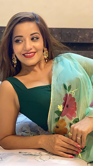 Monalisa in Green Saree with Floral Dupatta and Gold Jewelry HD phone wallpaper