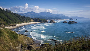 Cannon Beach Oregon Coast with Sea Stacks and Pacific Ocean Waves HD wallpaper