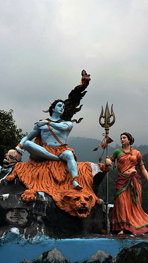Shiva and Parvati Statue on Tiger Skin with Trishula and Ganesha HD phone wallpaper