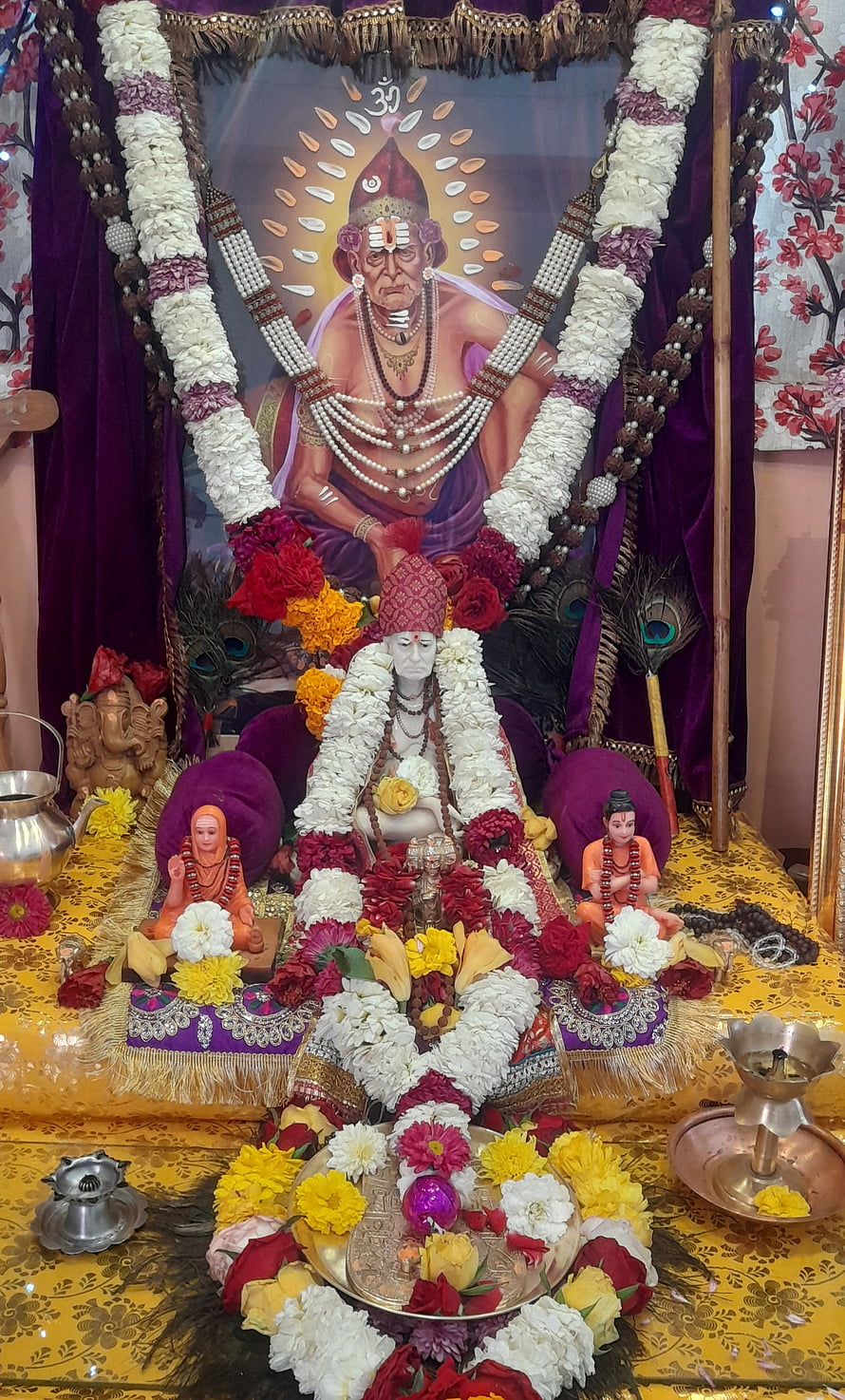Swami Samarth Hindu Deity Idol Adorned With Flower Garlands And Peacock Feathers HD phone wallpaper