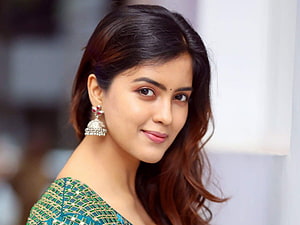 Amritha Aiyer Portrait in Green Embroidered Saree with Traditional Jhumka Earrings HD wallpaper
