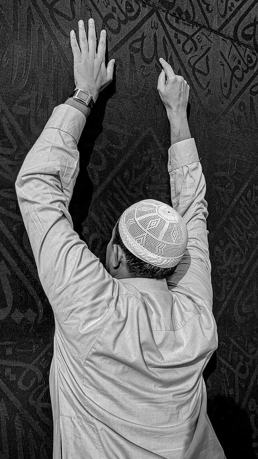 Black and White Photo of a Muslim Man in Prayer with Kufi Cap and Arabic Calligraphy HD phone wallpaper