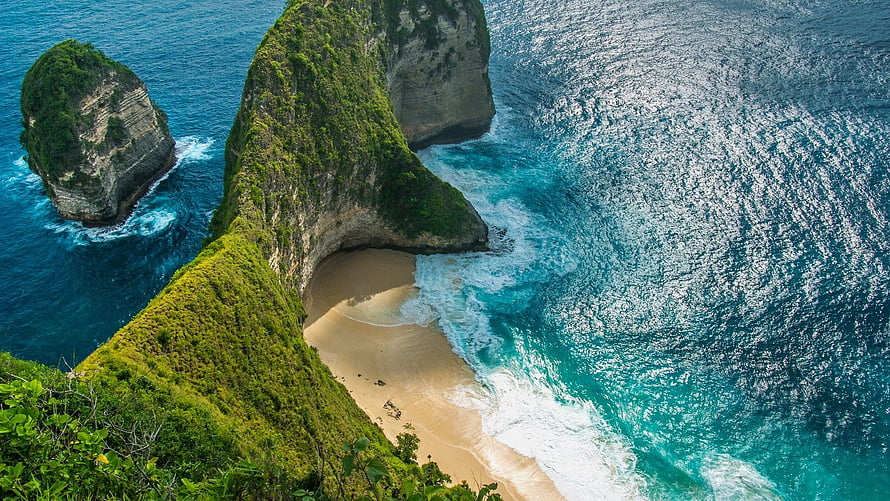 Aerial View of Nusa Penida Cliffs and Hidden Beach in Indonesia HD wallpaper