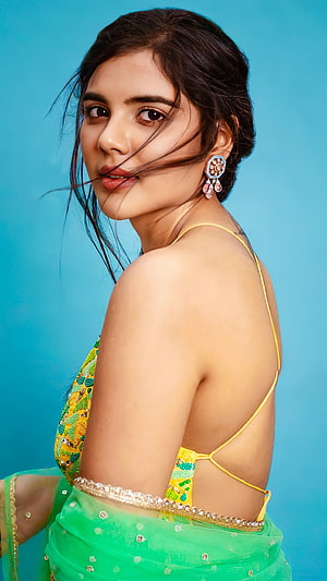 Kalyani Priyadarshini in Green and Yellow Ethnic Wear with Traditional Jewelry HD phone wallpaper