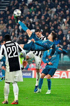 Cristiano Ronaldo Bicycle Kick Goal in UEFA Champions League Match HD phone wallpaper
