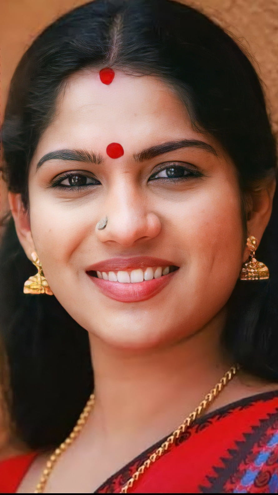 Swasika Malayalam Actress Portrait Wearing Traditional Red Saree and Gold Jewelry HD phone wallpaper
