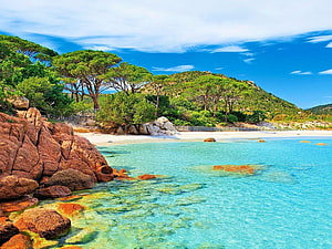 Turquoise Waters and Red Granite Boulders on a Corsica Beach HD wallpaper